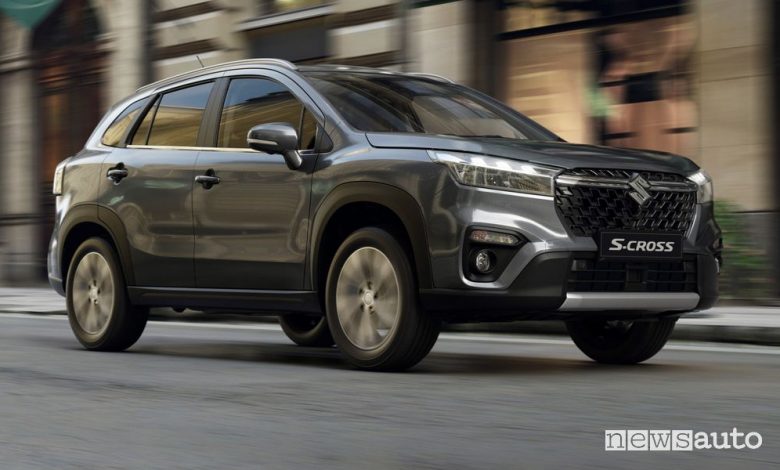 Vista di profilo nuova Suzuki S-Cross Hybrid su strada