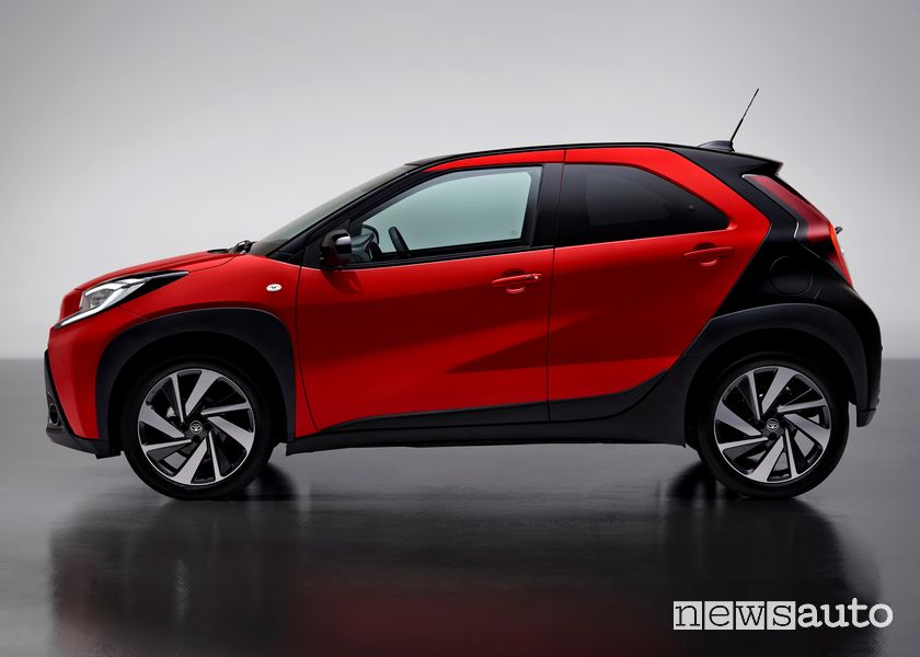 Vista laterale nuova Toyota Aygo X Chili Red