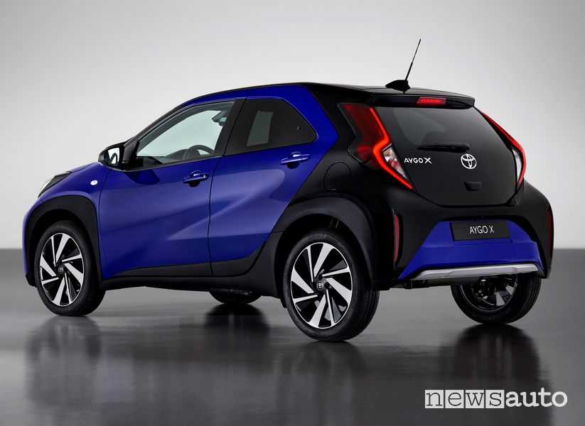 Vista posteriore nuova Toyota Aygo X tinta Juniper