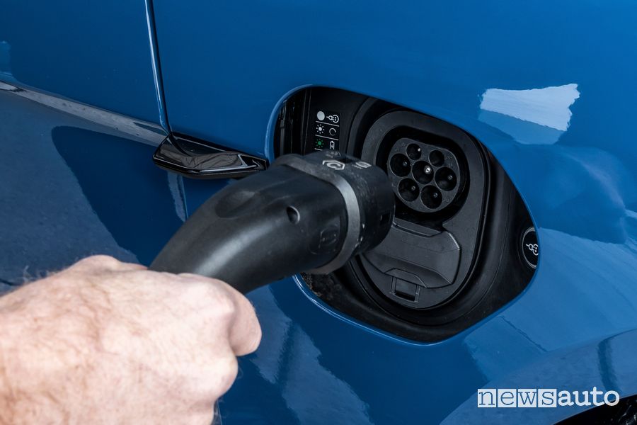 Ricarica auto elettrica presso una colonnina