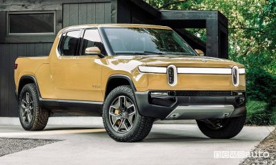 Vista di profilo Rivian R1T pick-up elettrico