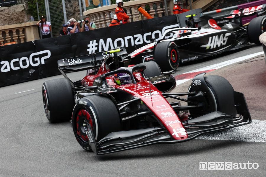 Guanyu Zhou pilota F1 Alfa Romeo in azione nel Gp di Monaco F1 2023