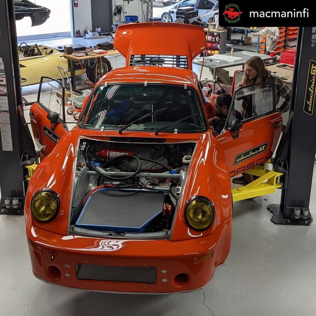 Fase di lavoro durante la trasformazione elettrica della Porsche 964