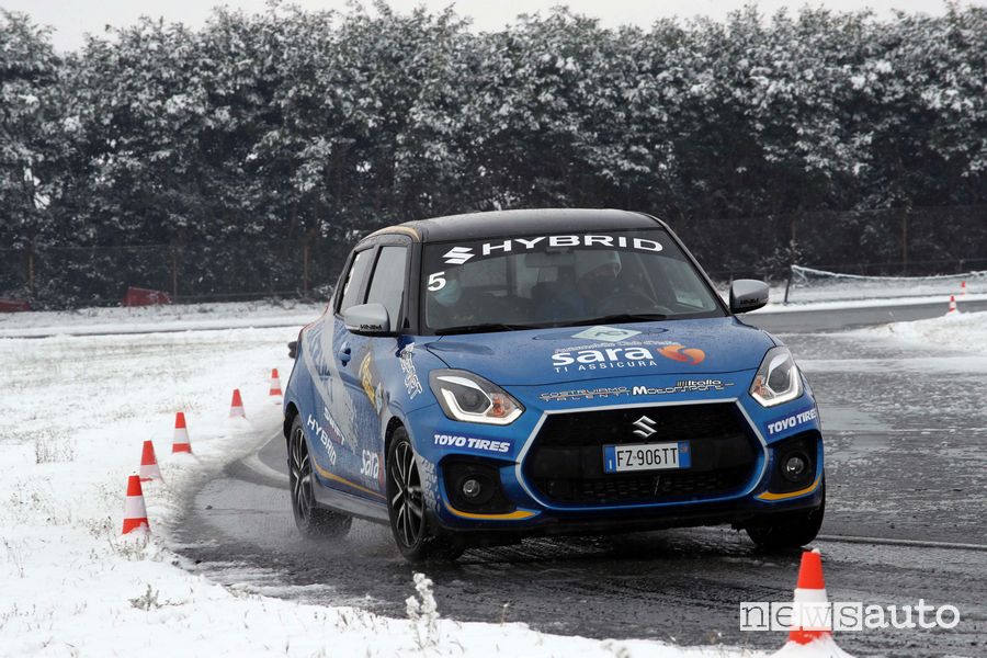 Suzuki Swift Sport Hybrid Rally Italia Talent pista di Busca con la neve