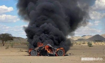 Incendio alla Dakar 2022, buggy con motore Ford a fuoco