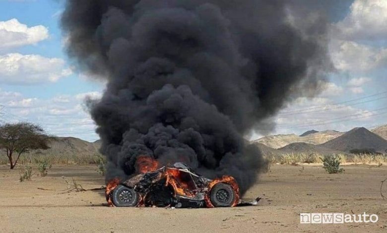 Incendio alla Dakar 2022, buggy con motore Ford a fuoco