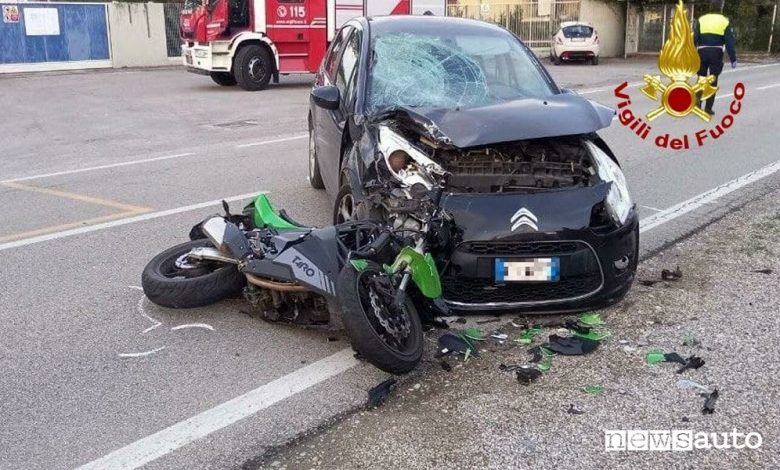 Scontro tra moto e automobile