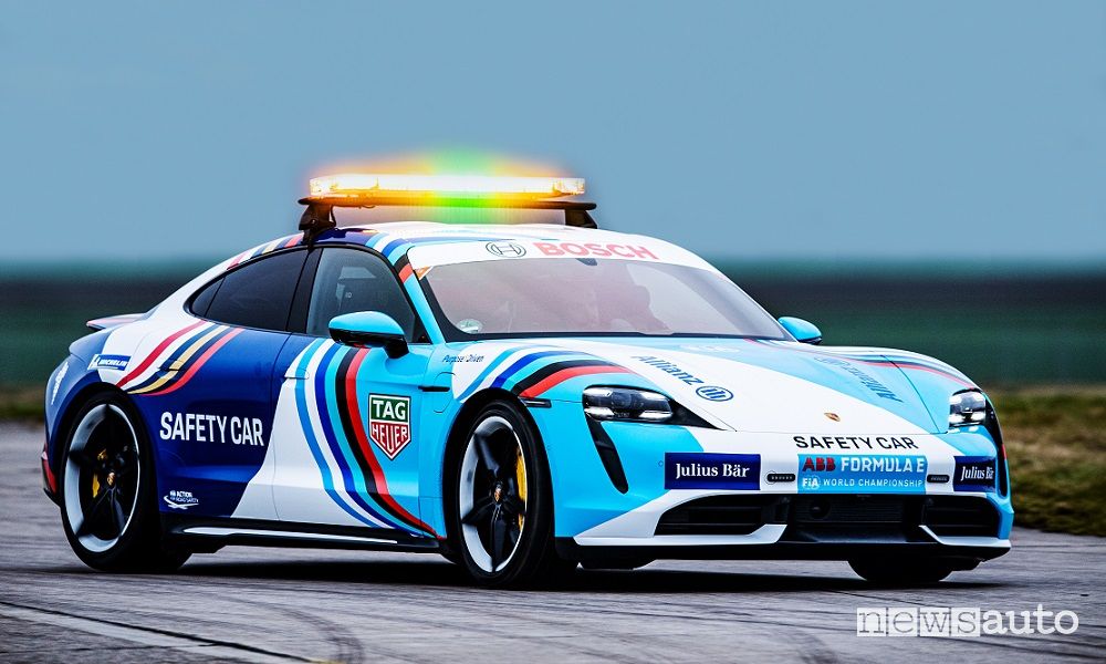 Vista di profilo Porsche Taycan safety car Formula E