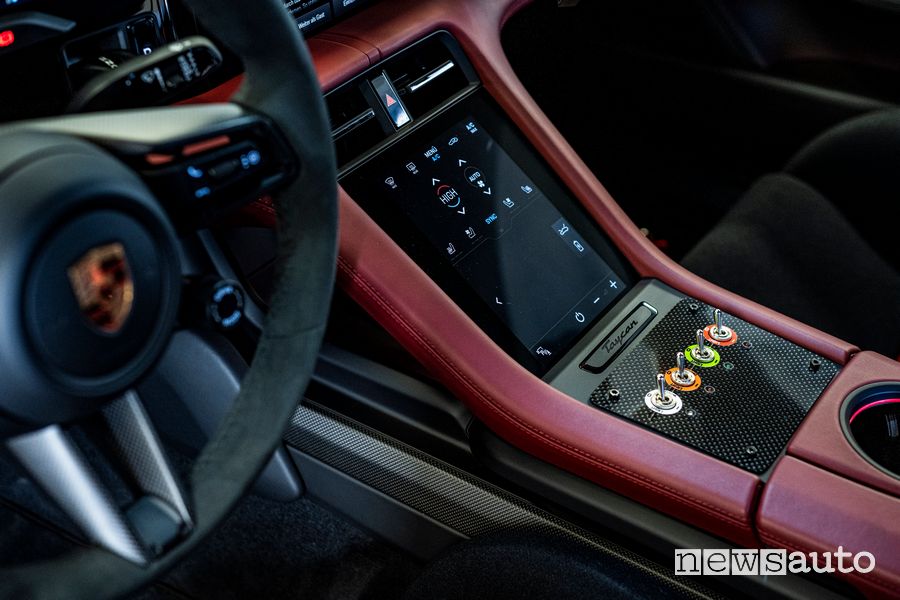 Comandi abitacolo Porsche Taycan safety car Formula E