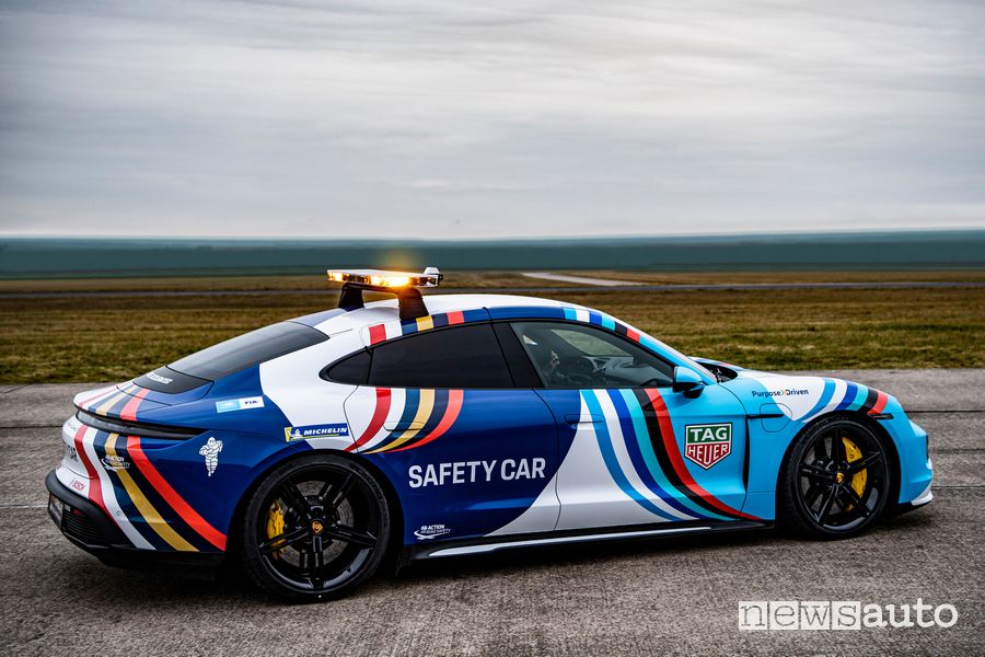 Vista laterale Porsche Taycan safety car Formula E