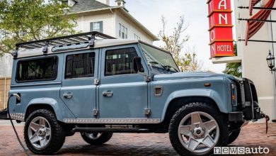 Land Rover Defender elettrico in ricarica