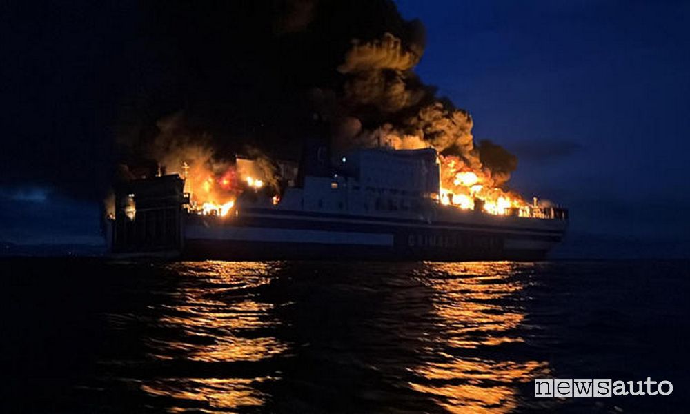 Incendio nave, incidenti in mare uno con auto Porsche a bordo