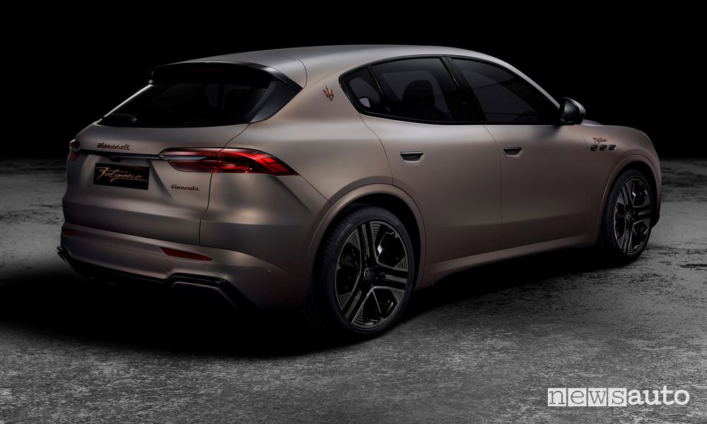 Vista posteriore Maserati Grecale Folgore SUV elettrico