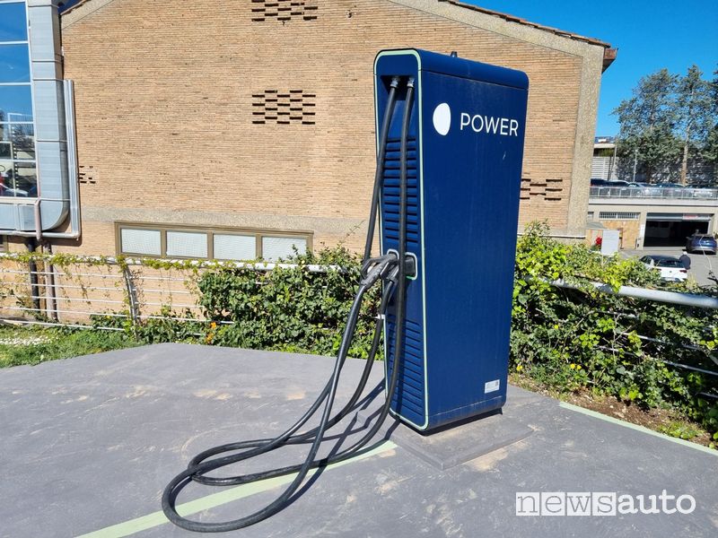 Una potente stazione di ricarica in corrente continua DC (HPC) presso una concessionaria Audi