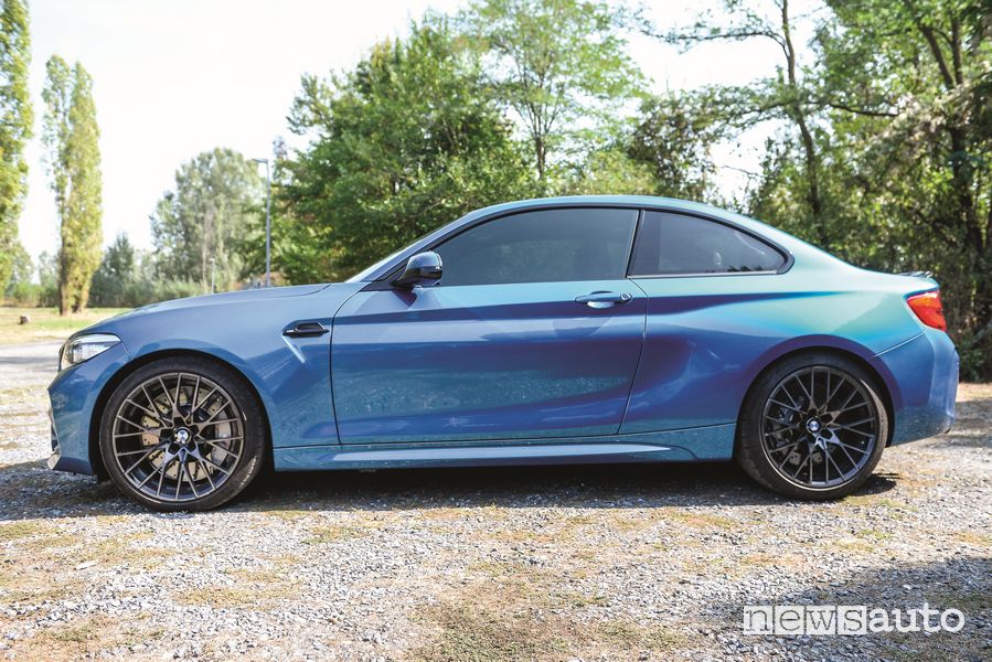 Vista laterale BMW M2 Competition Tuning