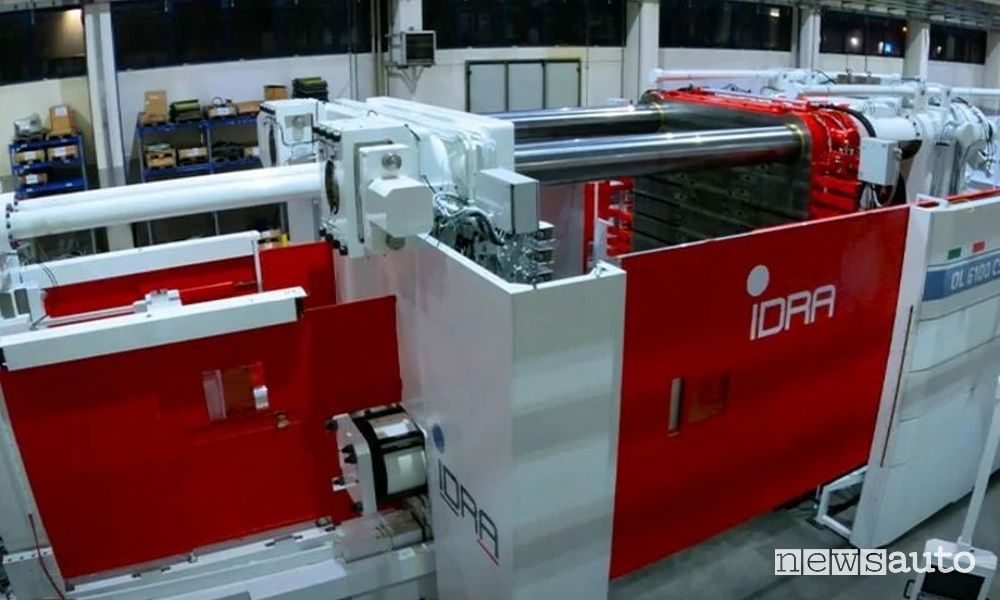 Giga Press Idra, macchinario per la costruzione di lamierati Tesla in pressofusione di alluminio 