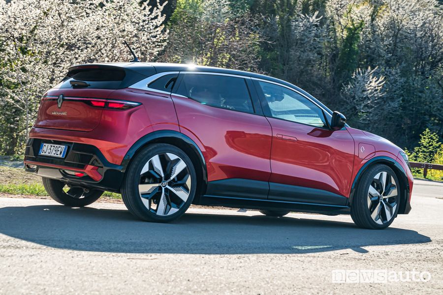Vista posteriore nuova Renault Mégane E-TECH Electric rossa su strada