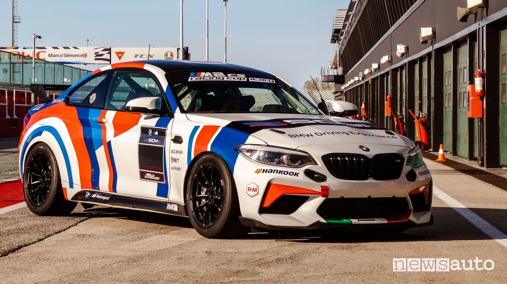 Vista di profilo BMW M2 CS Racing Cup nella pit-lane di Misano