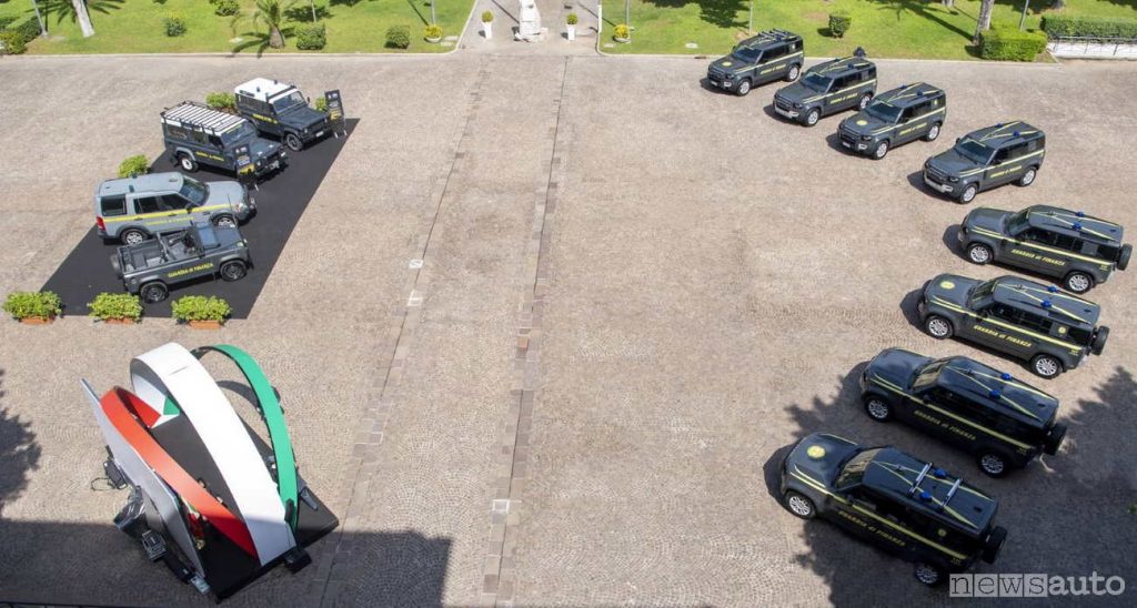Il piazzale interno del Comando Generare della Guardia di FInanza dove si è svolta la cerimonia per la consegna della chiavi dei nuovi Land Rover Defendr