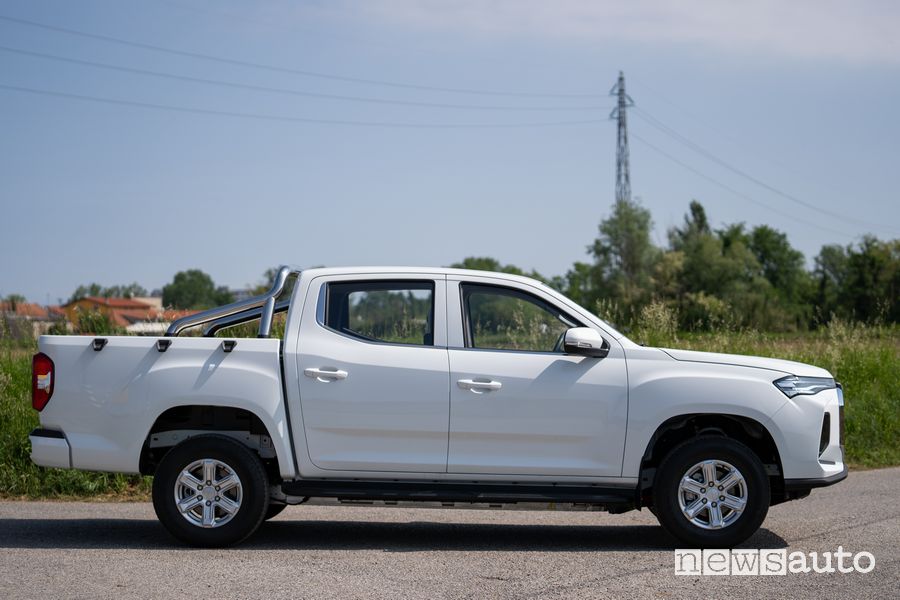 Vista laterale pick-up elettrico Maxus T90