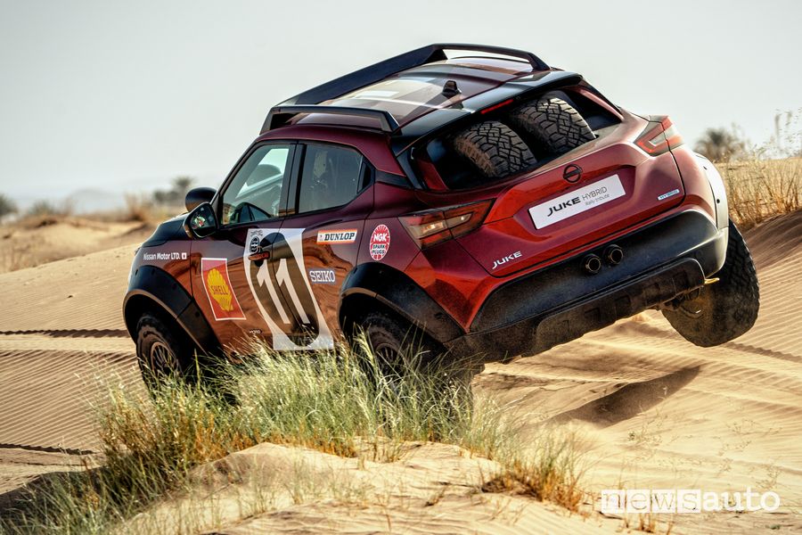 Nissan JUKE Hybrid Rally su tre ruote nel deserto