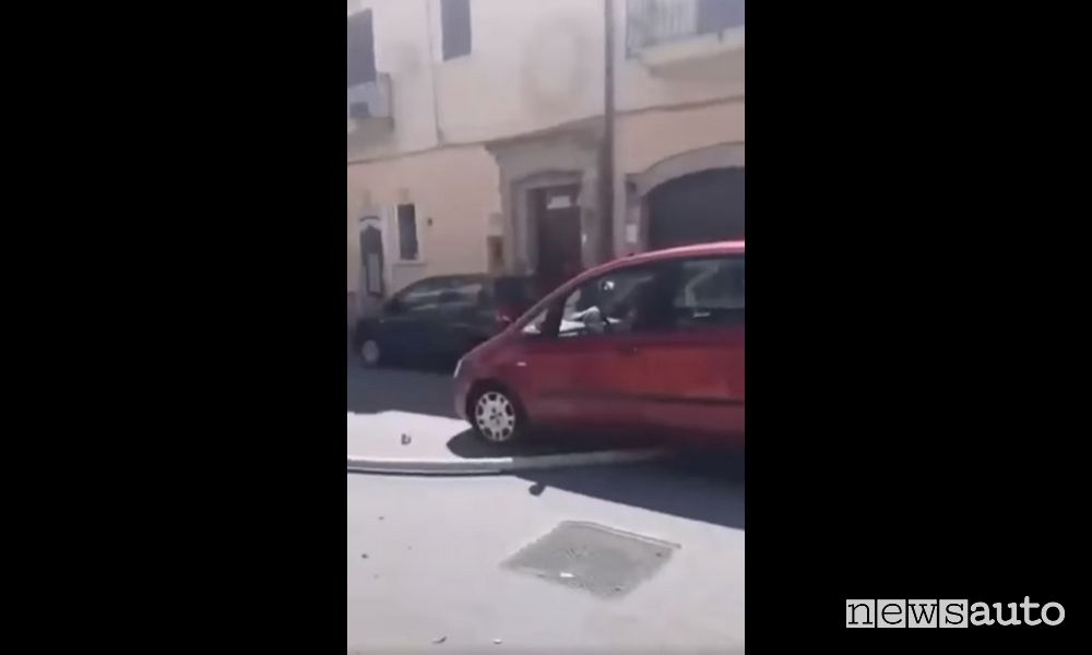 Travolge un passante con l'auto, "Signora, signoraaaa" VIDEO