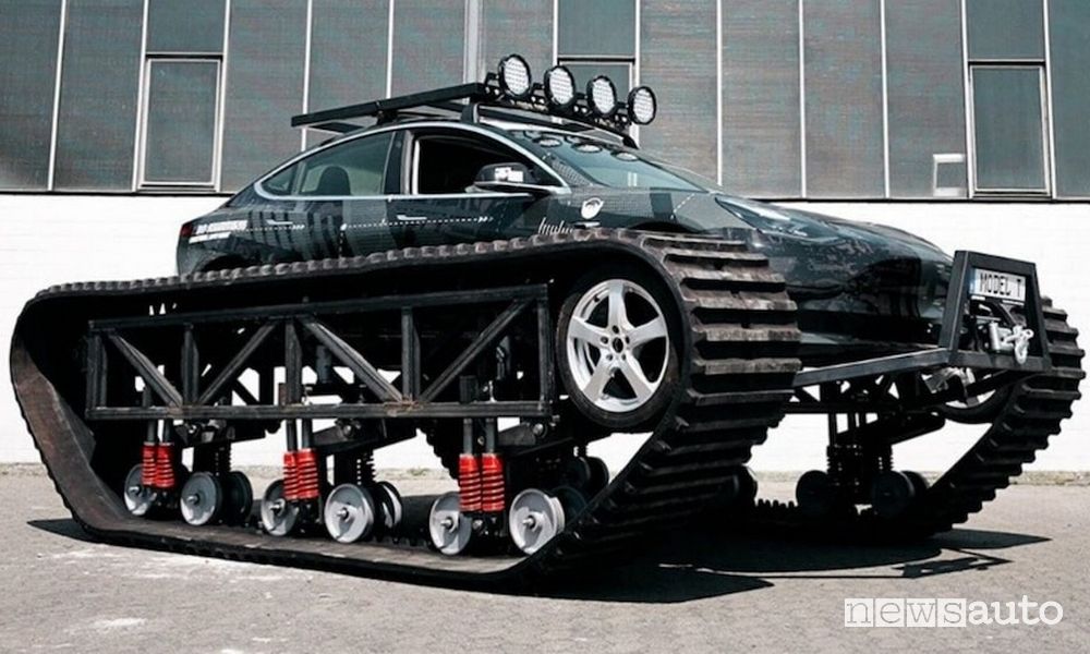Tesla Model 3 trasformata in carro armato