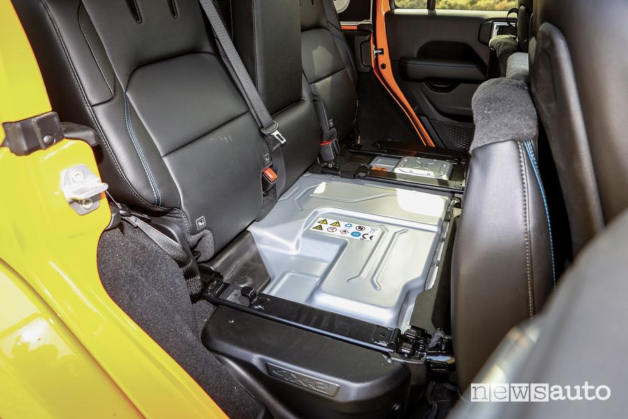 Batteria di trazione sotto il sedile posteriore abitacolo Jeep Wrangler JLU Rubicon 4xe, rischi sull'auto elettrica