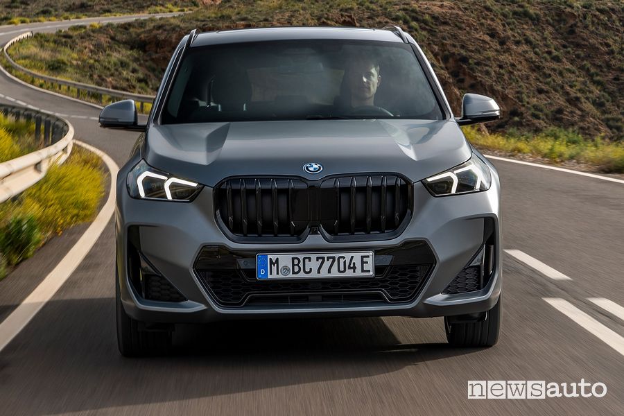 Vista frontale BMW X1 xDrive30e ibrida plug-in su strada