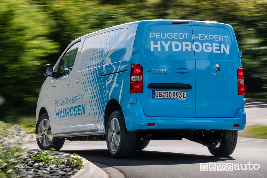 Vista posteriore Peugeot e-Expert Hydrogen su strada