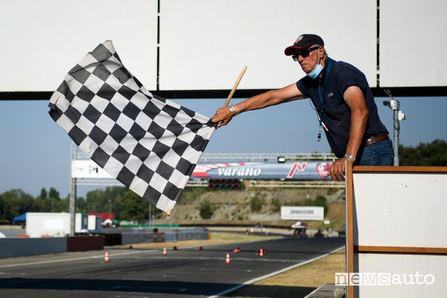 Bandiera a scacchi prova Endurance Formula SAE Italy 2022 in pista a Varano