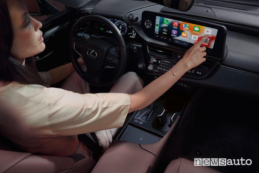 Apple CarPlay infotainment Lexus ES F Sport