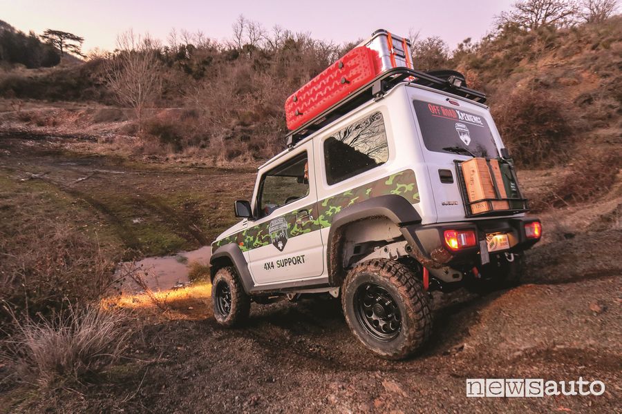 Vista posteriore Suzuki Jimny PRO twist sullo sterrato