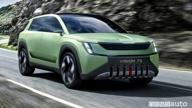 Vista di profilo Škoda Vision 7S su strada