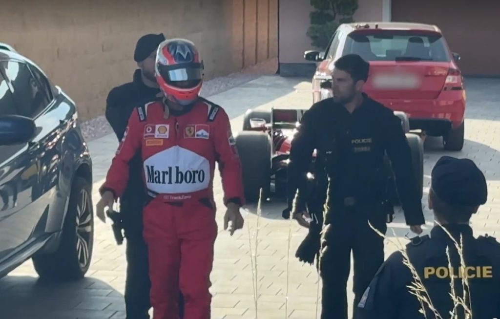 Arrestato il pilota fantasma sulla F1 in autostrada in Cecoslovacchia