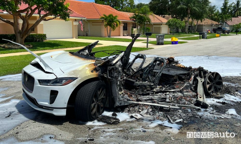 auto incendiata, una Jaguar I-Pace elettrica andata a fuoco
