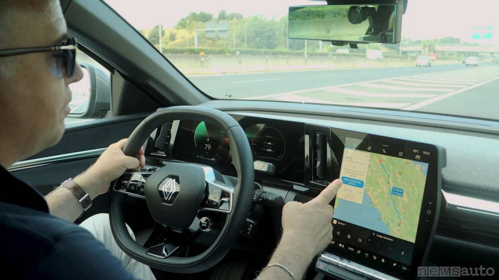 Alla guida della nuova Mégane E-Tech in autostrada per un viaggio