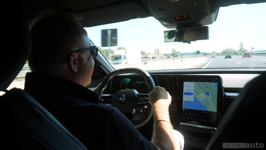 Alla guida della Mégane E-Tech in autostrada alla velocità di crociera media di 130 km/h