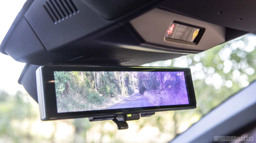 Lo specchio retrovisore interno è un display a cui è collegata una telecamera posta sul cofano posteriore
