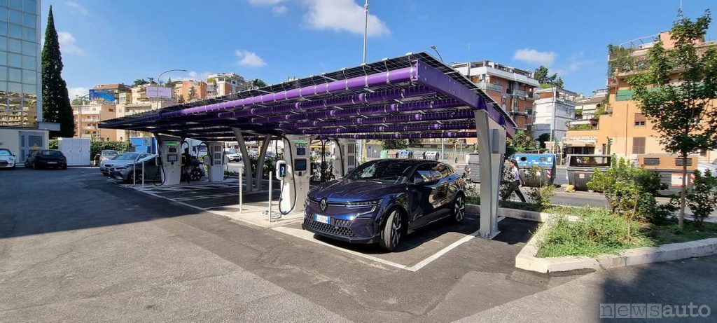 Punto di ricarica a Roma Enel X a Corso Francia con stazioni con 350 kW di potenza massima 