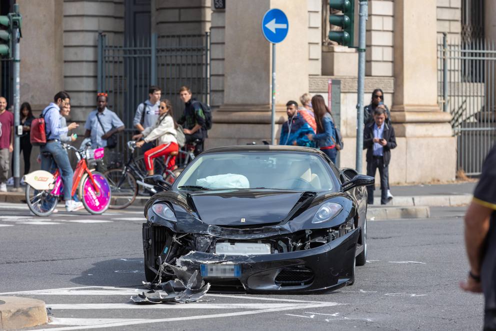 Auto dei vigili contro una Ferrari