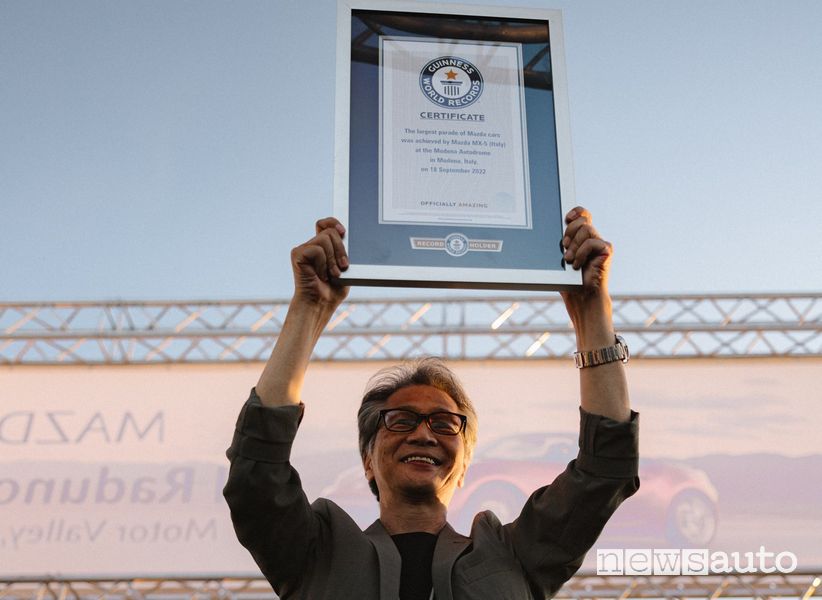 Nobuhiro Yamamoto con il riconoscimento del Guinness World Record