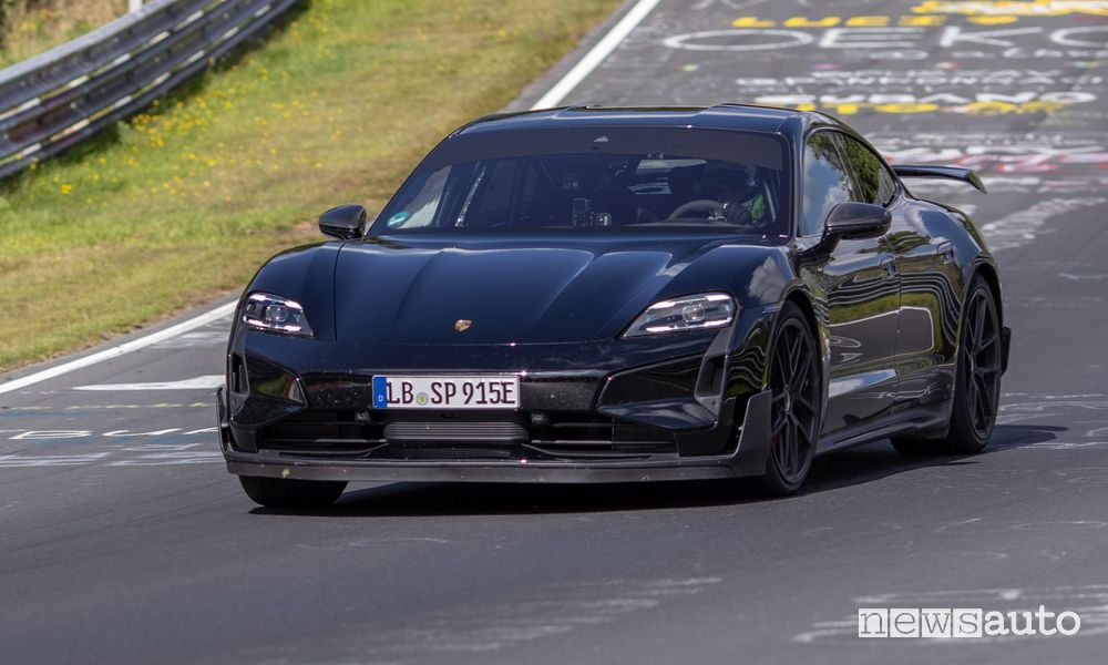 Porsche Taycan, record auto elettrica al Nürburgring