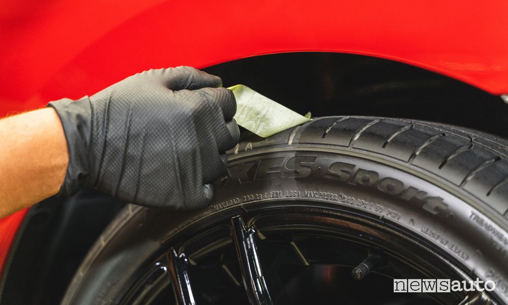 Come pulire i pneumatici con All Round Plastic Protectant