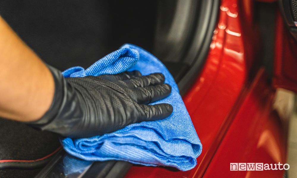 Come pulire le plastiche dell'auto