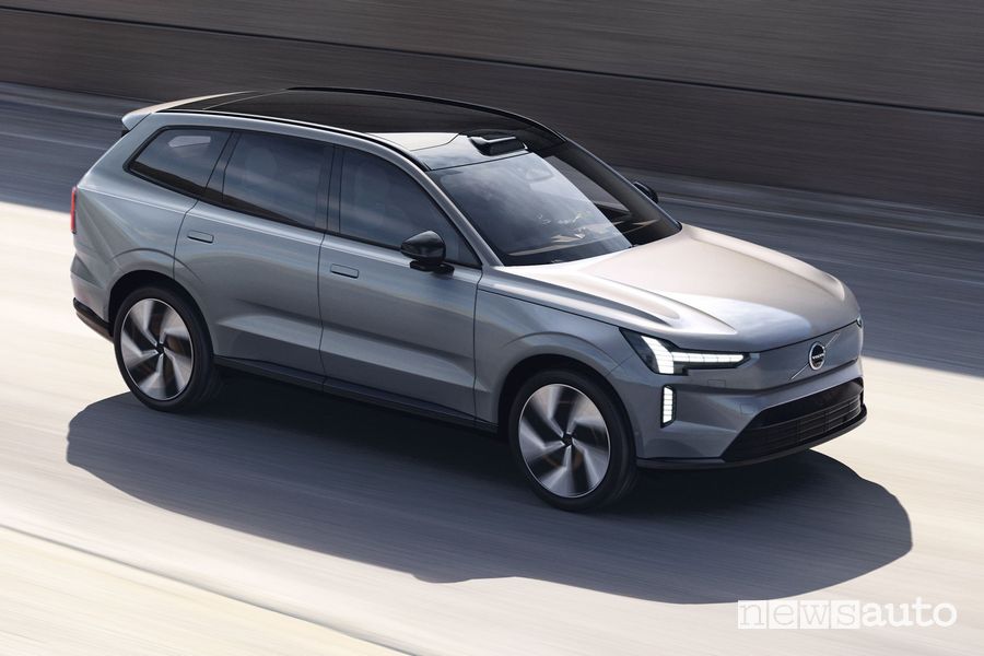 Volvo EX90 anteriore 3/4 su strada