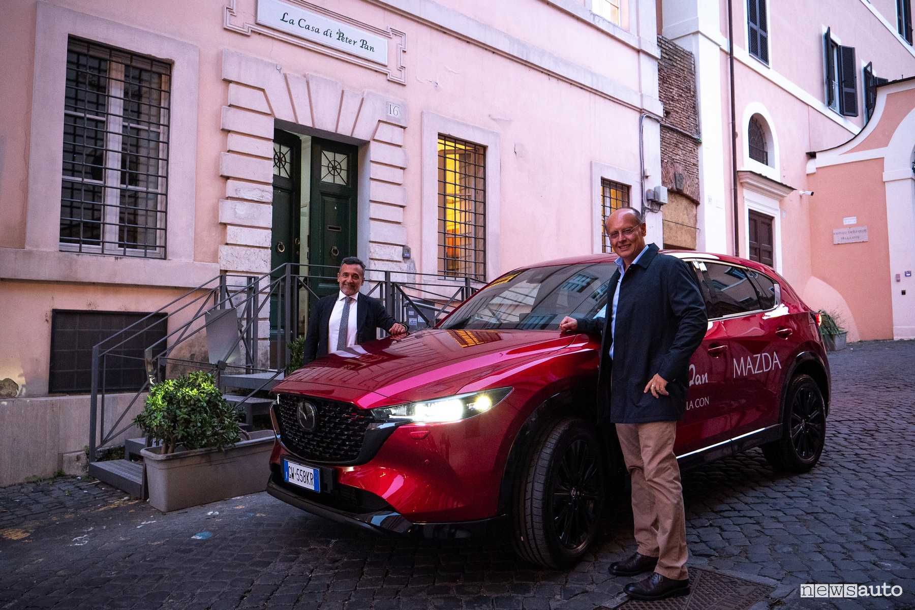 Mazda Italia supporta l'Associazione Peter Pan di Roma, 
nella foto Roberto Pietrantonio AD di Mazda Italia con Roberto Mainiero Presidente dell'Associazione