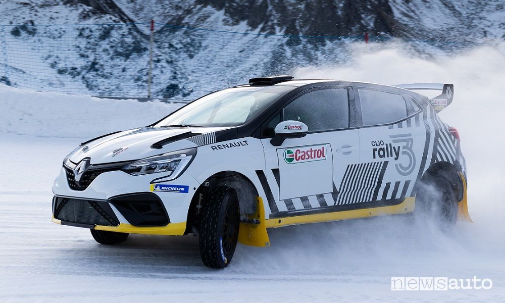 Renault Clio Rally3 in azione sulla neve
