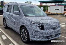 anteriore Ford Transit Courier 2023 foto spia