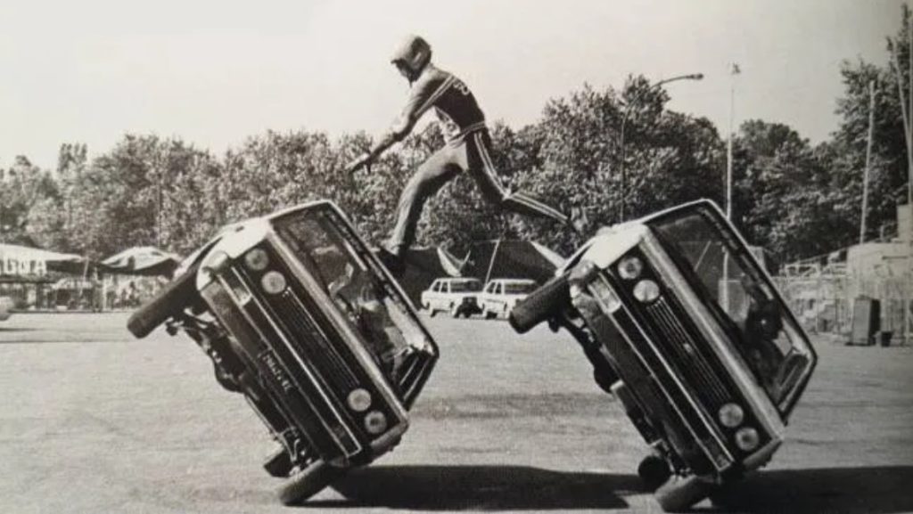 Lo stuntman Holer Togni in una delle sue esibizioni tra le più spettacolari